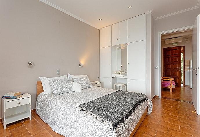 Double bedroom with A/C and balcony access with sea views . - Villa Katerina . (Galerie de photos) }}