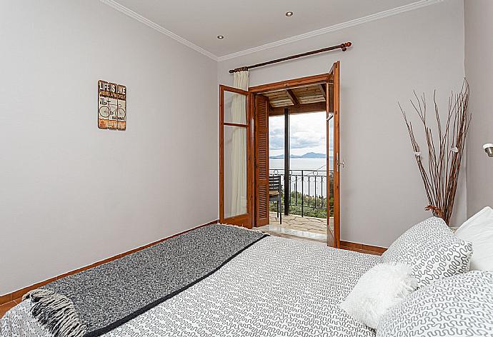 Double bedroom with A/C and balcony access with sea views . - Villa Katerina . (Fotogalerie) }}