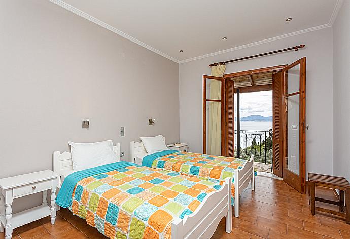 Twin bedroom with A/C and balcony access with sea views . - Villa Katerina . (Галерея фотографий) }}