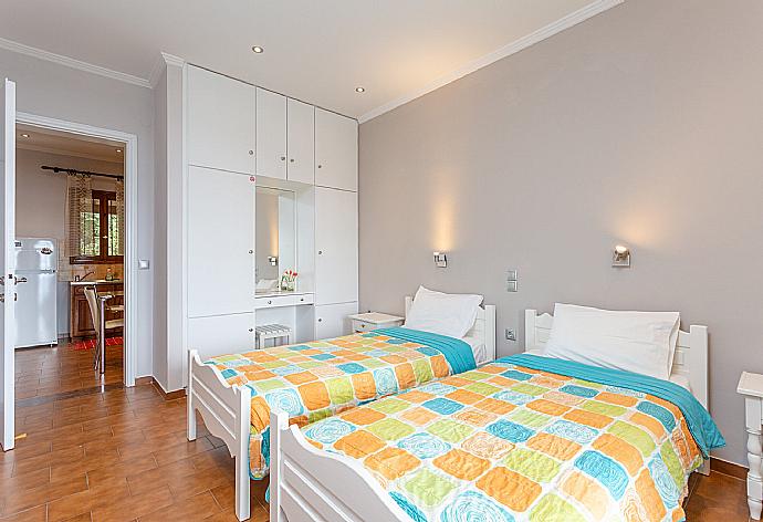 Twin bedroom with A/C and balcony access with sea views . - Villa Katerina . (Galleria fotografica) }}