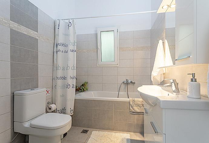 Family bathroom with bath and shower . - Villa Katerina . (Photo Gallery) }}