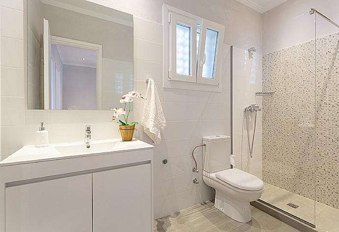 Family bathroom with shower . - Villa Katerina . (Photo Gallery) }}