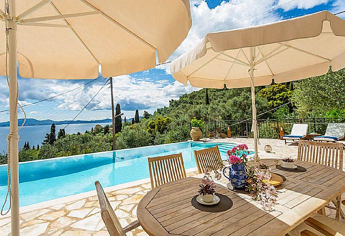 Private infinity pool and terrace with sea views . - Villa Katerina . (Fotogalerie) }}