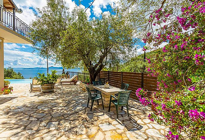 Terrace area . - Villa Katerina . (Galerie de photos) }}