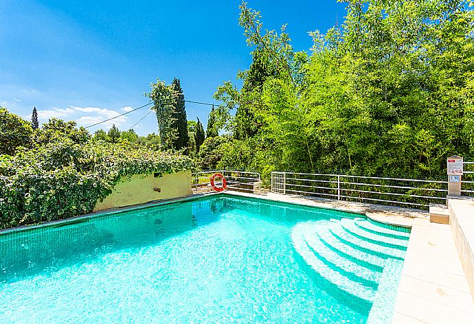 Private pool and terrace with views . - Villa Roig . (Fotogalerie) }}