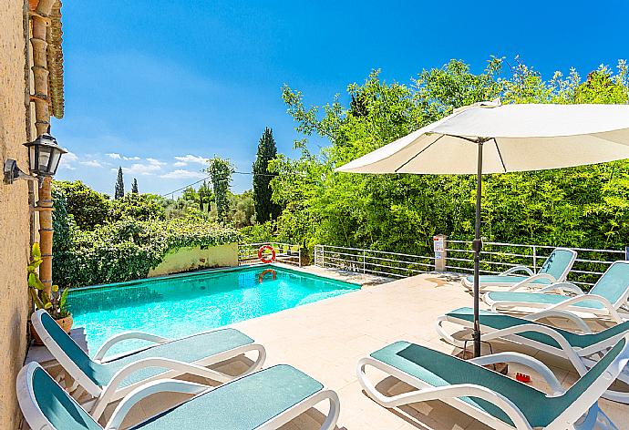 Private pool and terrace with views . - Villa Roig . (Fotogalerie) }}