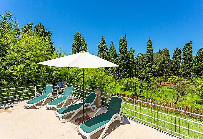 Terrace area with views . - Villa Roig . (Fotogalerie) }}