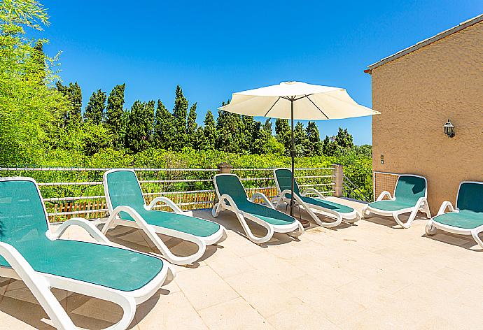 Terrace area with views . - Villa Roig . (Fotogalerie) }}