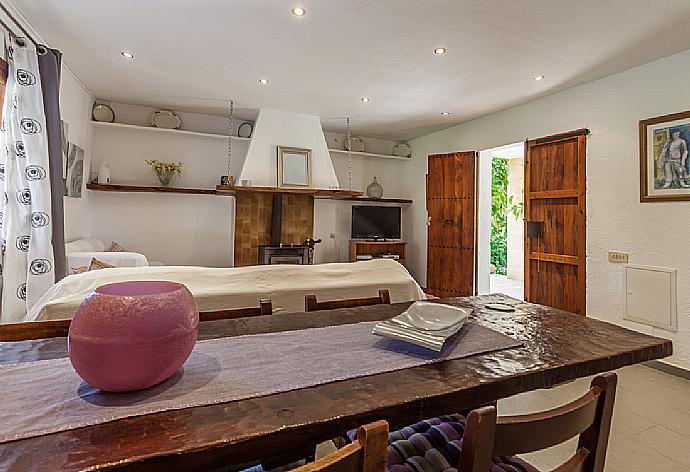 Living room with sofas, dining area, WiFi internet, satellite TV, and DVD player . - Villa Roig . (Galería de imágenes) }}