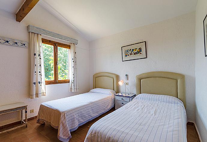 Twin bedroom with A/C . - Villa Roig . (Galerie de photos) }}