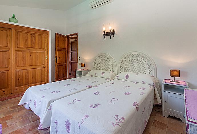 Twin bedroom with A/C . - Villa Roig . (Photo Gallery) }}