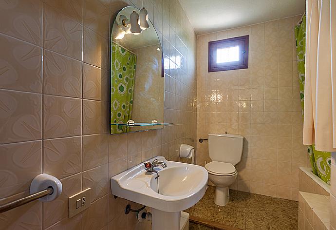 Bathroom with bath and shower . - Villa Roig . (Fotogalerie) }}