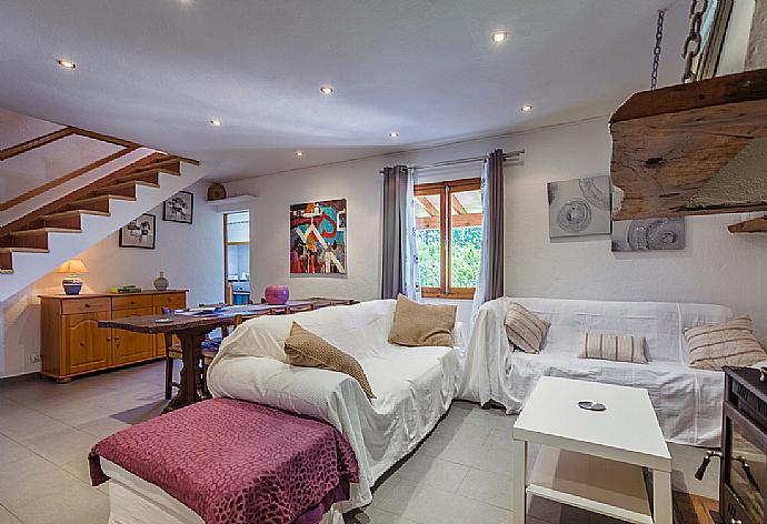 Living room with sofas, dining area, WiFi internet, satellite TV, and DVD player . - Villa Roig . (Galleria fotografica) }}