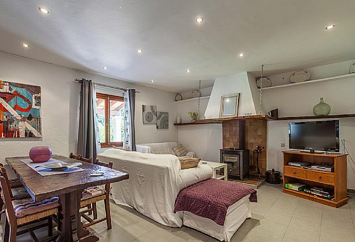 Living room with sofas, dining area, WiFi internet, satellite TV, and DVD player . - Villa Roig . (Galleria fotografica) }}