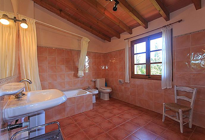 Bathroom with bath and shower . - Villa Roig . (Photo Gallery) }}