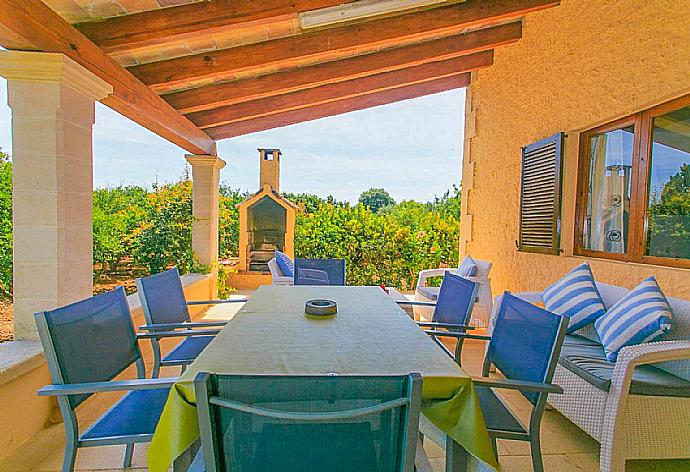 Covered terrace with outdoor dining . - Villa Roig . (Fotogalerie) }}