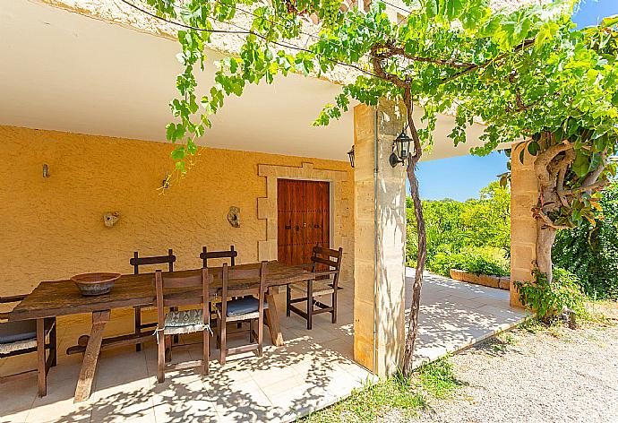 Sheltered terrace area . - Villa Roig . (Galerie de photos) }}