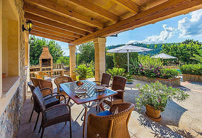 Sheltered terrace area . - Villa Cal Cristo . (Fotogalerie) }}