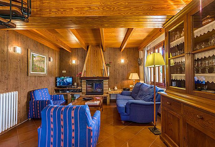 Open-plan living room with sofas, dining area, kitchen, ornamental fireplace, WiFi internet, satellite TV, and DVD player . - Villa Cal Cristo . (Fotogalerie) }}