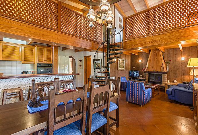 Open-plan living room with sofas, dining area, kitchen, ornamental fireplace, WiFi internet, satellite TV, and DVD player . - Villa Cal Cristo . (Fotogalerie) }}