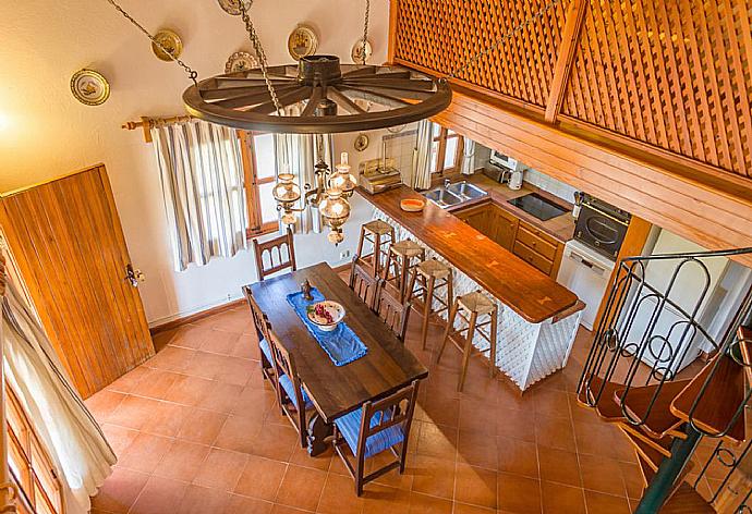 Open-plan living room with sofas, dining area, kitchen, ornamental fireplace, WiFi internet, satellite TV, and DVD player . - Villa Cal Cristo . (Galería de imágenes) }}