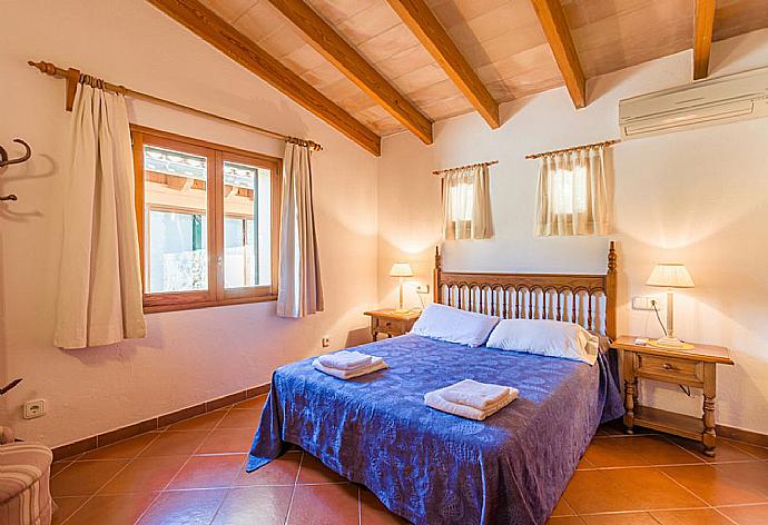Double bedroom with A/C . - Villa Cal Cristo . (Photo Gallery) }}