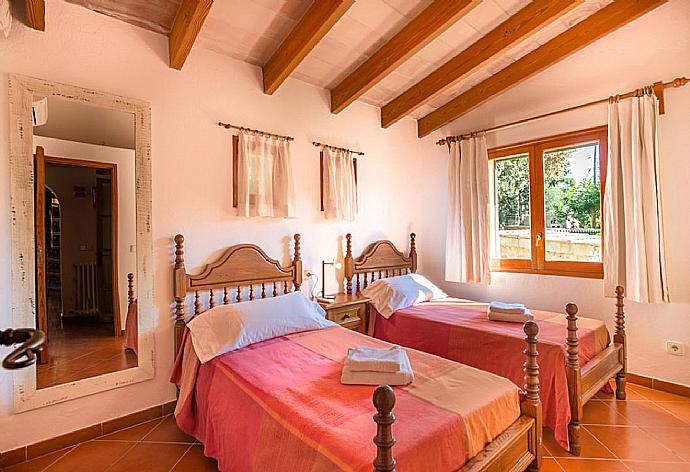 Twin bedroom with A/C . - Villa Cal Cristo . (Photo Gallery) }}