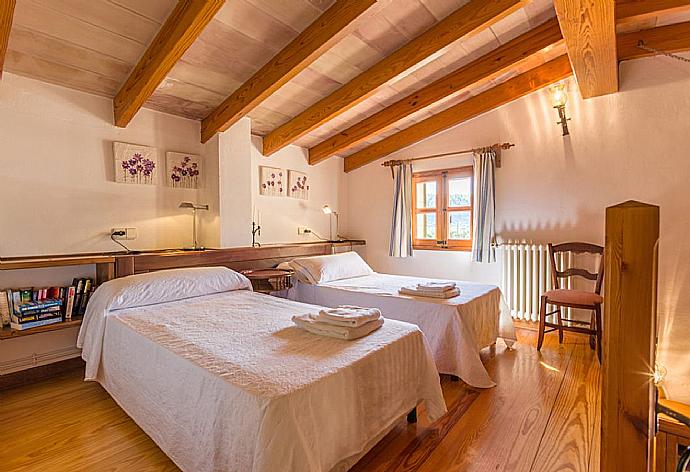 Twin bedroom . - Villa Cal Cristo . (Fotogalerie) }}