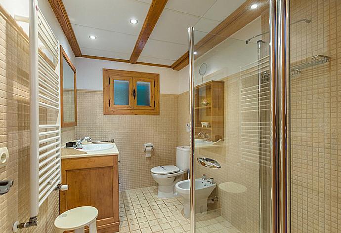 Family bathroom with shower . - Villa Cal Cristo . (Fotogalerie) }}