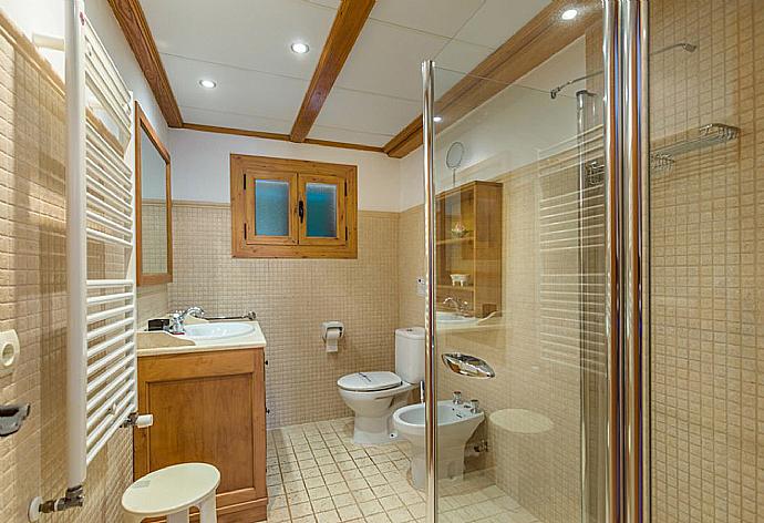 Family bathroom with shower . - Villa Cal Cristo . (Galería de imágenes) }}