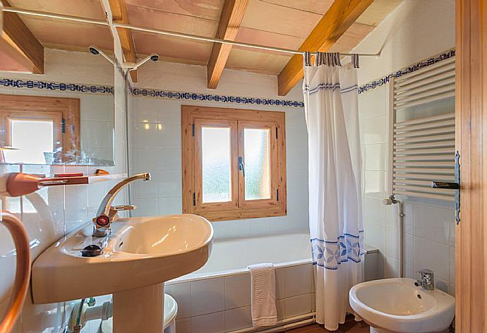 Family bathroom with bath and shower . - Villa Cal Cristo . (Fotogalerie) }}
