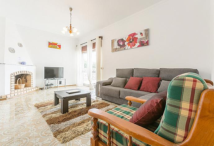 Beautiful living room with TV and ornamental fireplace . - Beach Villa Barreto . (Galleria fotografica) }}