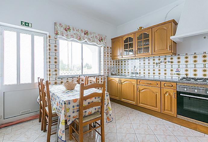Equipped kitchen with dining table  . - Beach Villa Barreto . (Галерея фотографий) }}