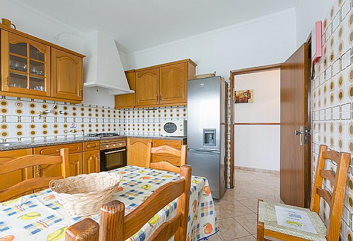 Equipped kitchen with dining table  . - Beach Villa Barreto . (Fotogalerie) }}