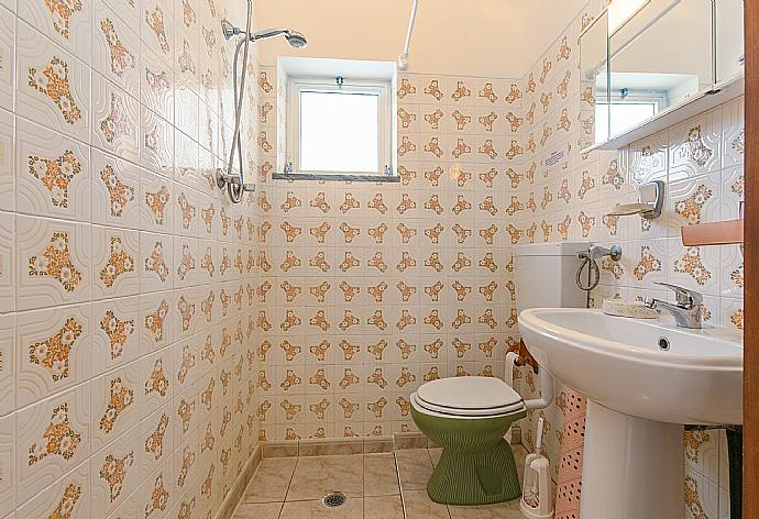 Bathroom with shower . - Beach Villa Barreto . (Galleria fotografica) }}