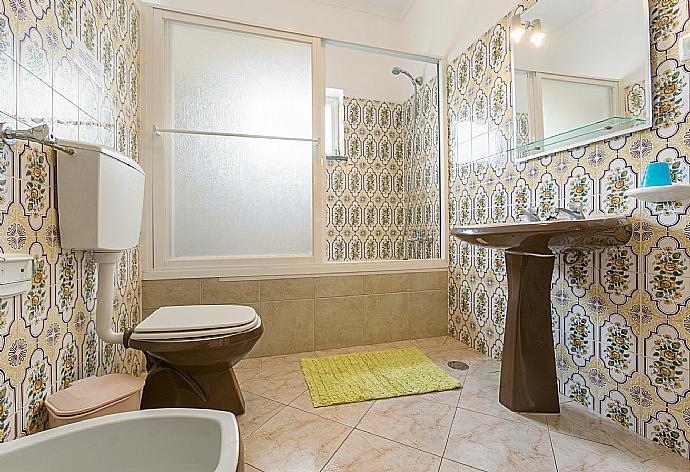 Bathroom with bath and shower . - Beach Villa Barreto . (Galleria fotografica) }}