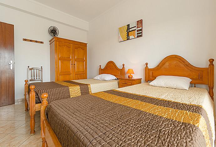 Twin bedroom  . - Beach Villa Barreto . (Галерея фотографий) }}