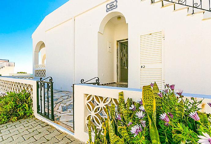 Entrance of the villa . - Beach Villa Barreto . (Fotogalerie) }}