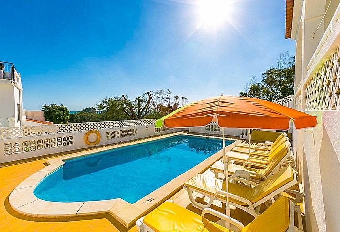 Pool area with sunbeds and parasols . - Beach Villa Barreto . (Галерея фотографий) }}