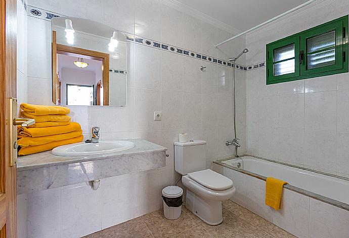 Villa Alegranza Bathroom