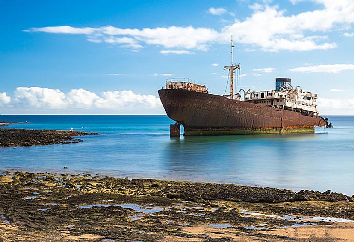 The nearby shipwreck of the Telamon . - Villa Alegranza . (Галерея фотографий) }}