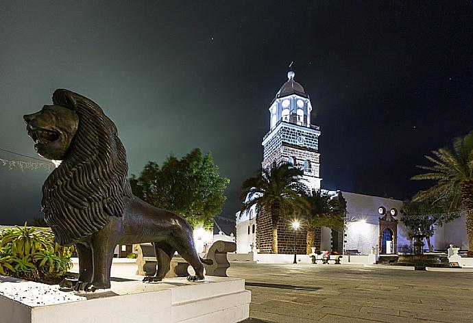 Explore the charming historic town of Teguise . - Villa Alegranza . (Galería de imágenes) }}