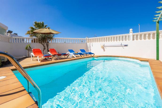 Private pool and terrace . - Villa Alegranza . (Galerie de photos) }}