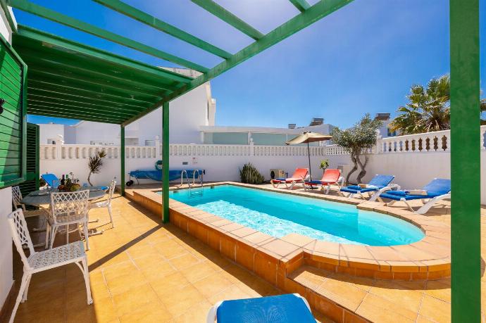 Private pool and terrace . - Villa Alegranza . (Galería de imágenes) }}
