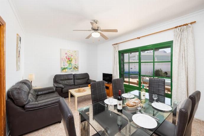 Living room with sofas, dining area, WiFi internet, and satellite TV . - Villa Alegranza . (Fotogalerie) }}