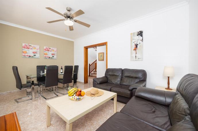 Living room with sofas, dining area, WiFi internet, and satellite TV . - Villa Alegranza . (Fotogalerie) }}