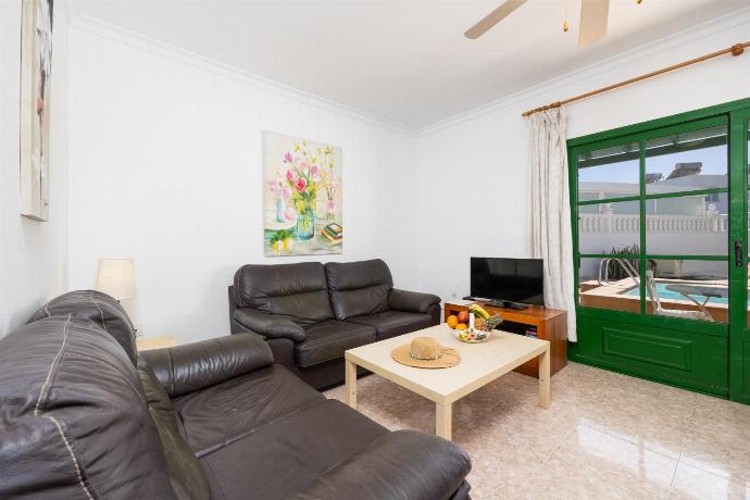 Living room with sofas, dining area, WiFi internet, and satellite TV . - Villa Alegranza . (Fotogalerie) }}