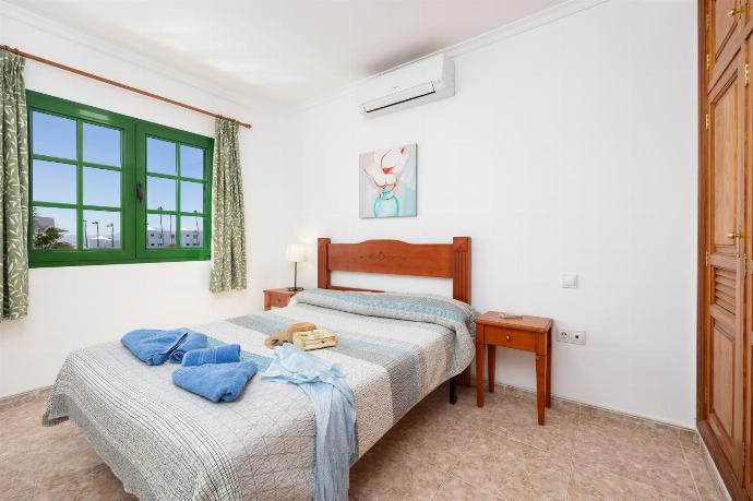 Double bedroom with A/C . - Villa Alegranza . (Fotogalerie) }}