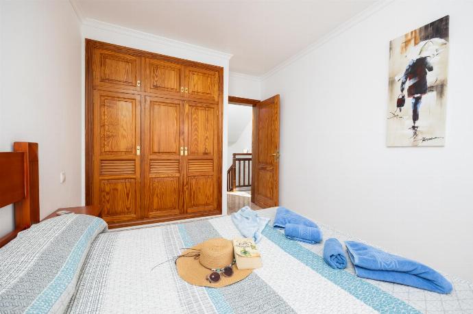 Double bedroom with A/C . - Villa Alegranza . (Fotogalerie) }}
