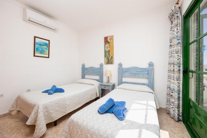 Twin bedroom with A/C . - Villa Alegranza . (Fotogalerie) }}